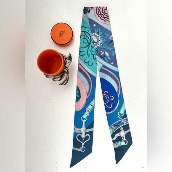 ❤️SOLD❤️ Auth HERMES Blue Abstract Twilly Silk Ribbon 34” x 2” - Picture 3 of 16